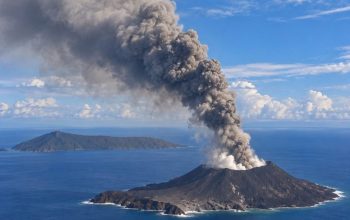 Penuh Tekanan Magma, Gunung Anak Krakatau Semburkan Lava Fountain Hingga Merusak CCTV Pemantau