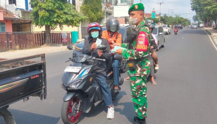 Antisipasi Dampak Abu Krakatau, Babinsa Pahoman Bersama Aparat Kelurahan Bagikan Masker Gratis