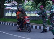 Prajurit Kima Brigif 4 Mar/BS Bagikan Masker kepada Masyarakat Terdampak Erupsi Anak Gunung Krakatau