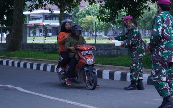 Prajurit Kima Brigif 4 Mar/BS Bagikan Masker kepada Masyarakat Terdampak Erupsi Anak Gunung Krakatau
