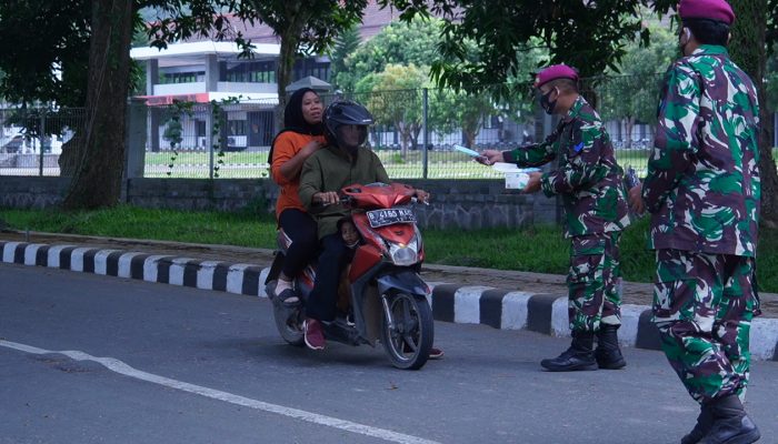 Prajurit Kima Brigif 4 Mar/BS Bagikan Masker kepada Masyarakat Terdampak Erupsi Anak Gunung Krakatau
