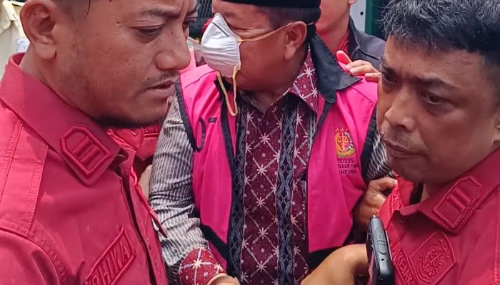 Kenakan Rompi Merah Muda, Mantan Gubernur Lampung Arinal Djunaidi Bungkam Jelang Sidang Perdana