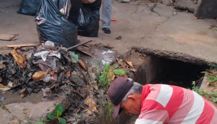 Tingkatkan Kebersihan Lingkungan, Kelurahan Pahoman Gotong Royong Angkatin Sampah Disaluran Air