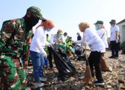 Unila Turun ke Pulau Pasaran, Gelar Pengobatan Gratis dan Bersih-Bersih Lingkungan