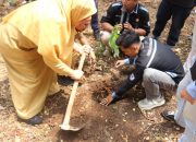Lawan Krisis Iklim, Mahasiswa HI Unila Tanam Pohon Alpukat di Batu Putu